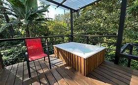 Cabaña tipo glamping en finca cafetera con zonas verdes, avistamiento de aves, paisaje cafetero